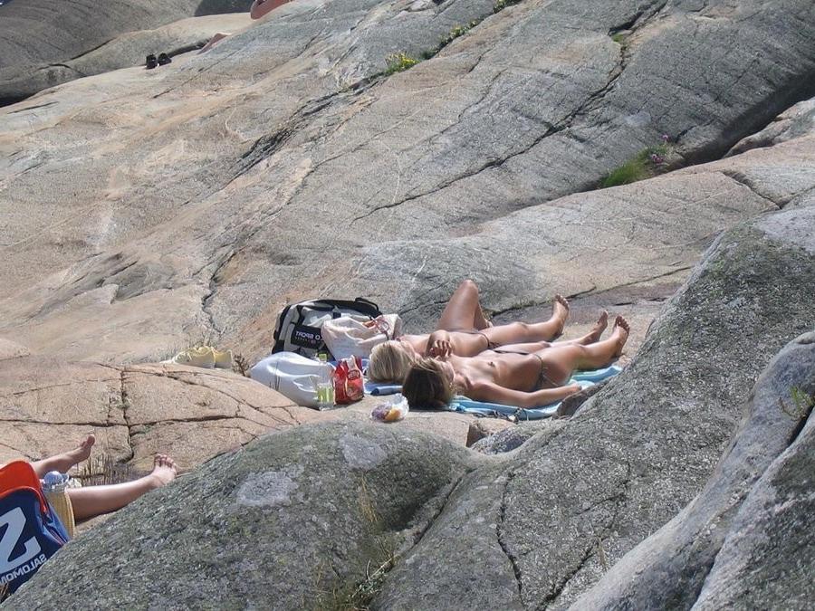 15P Gorgeous nudist girl gets an all over tan