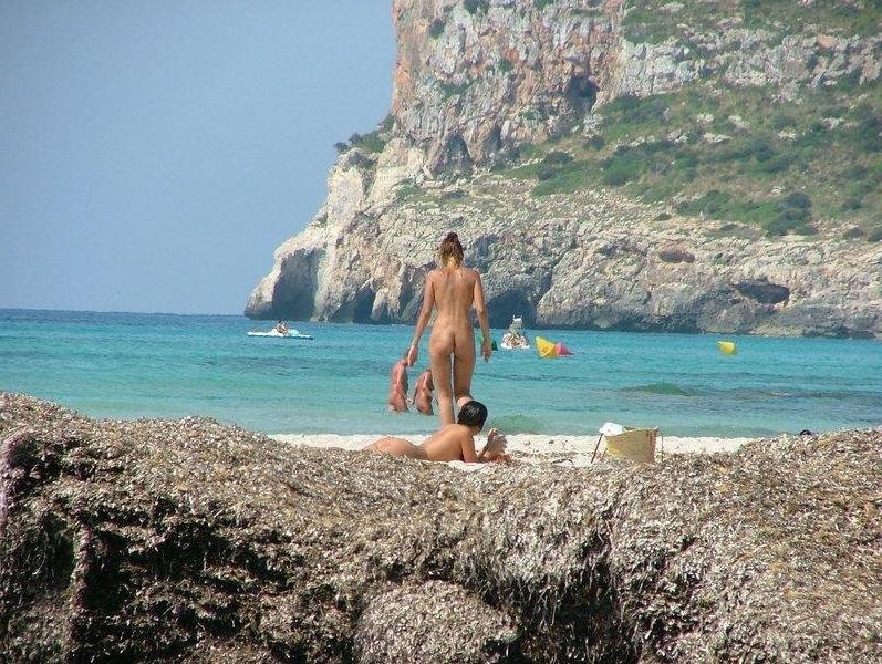 15P Gorgeous nudist girl gets an all over tan