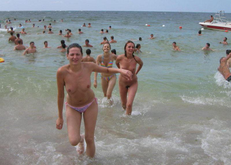 15P Gorgeous nudist girl gets an all over tan