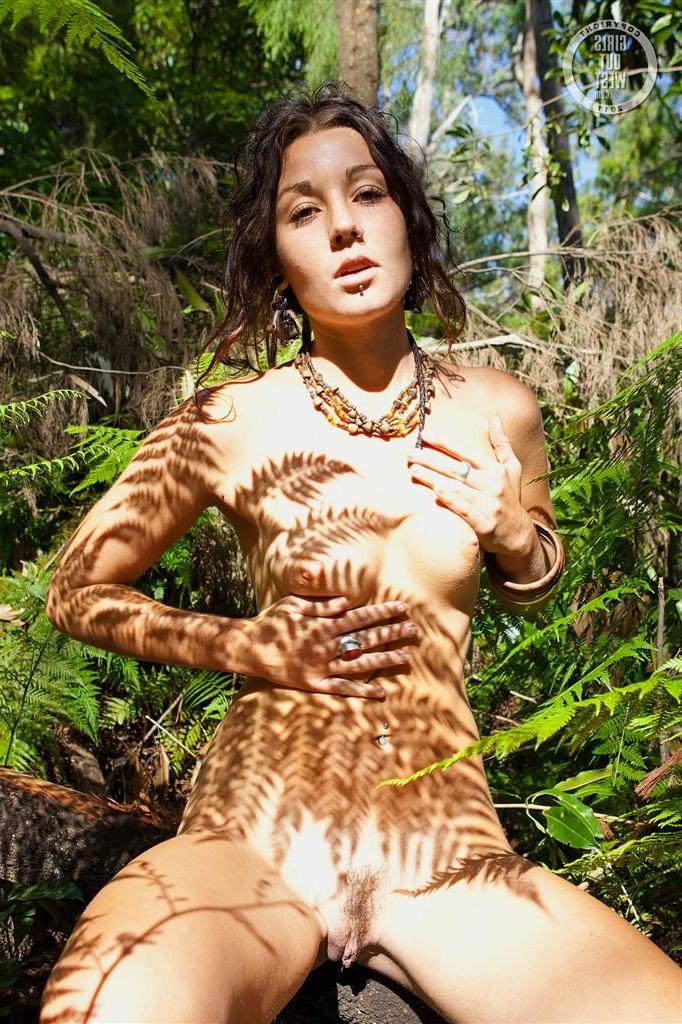 16P Aussie amateur hippie chick strips off and gets naked outdoors