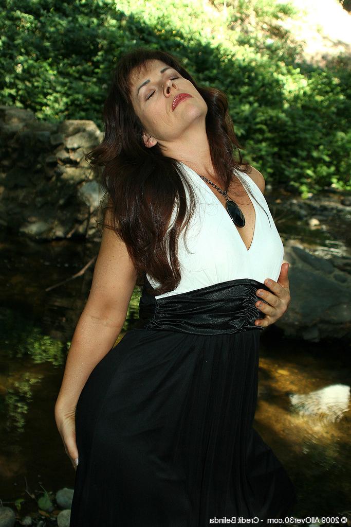 16P Smoldering sexy looks from athletic brunette hairy and mature babe outdoors