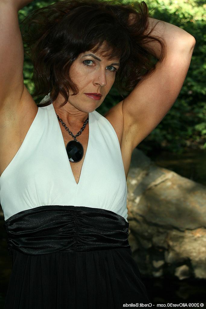 16P Smoldering sexy looks from athletic brunette hairy and mature babe outdoors