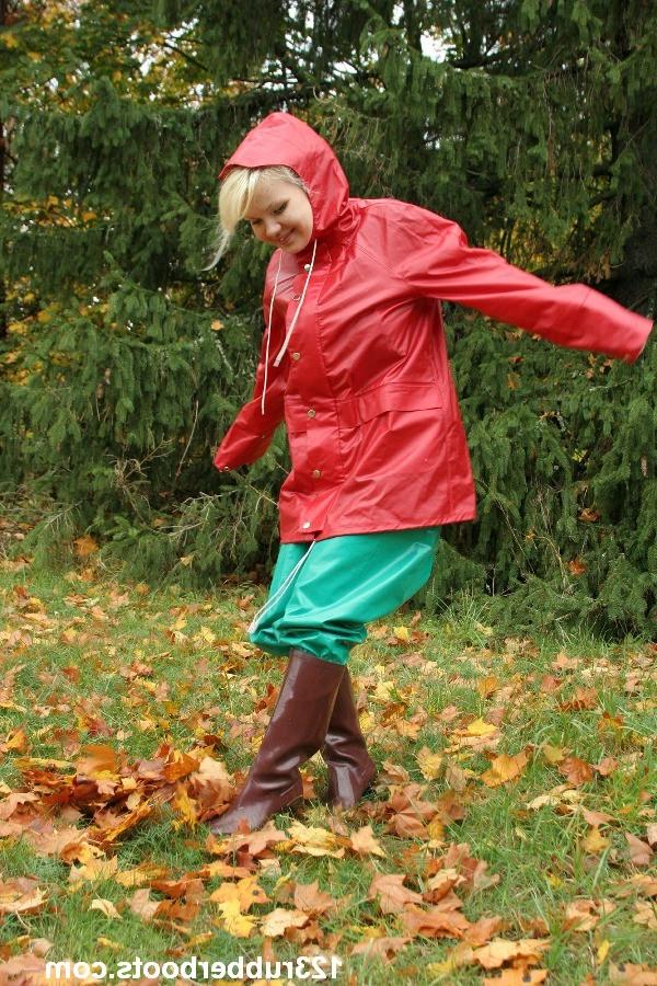 20P Big boobs girl in rubber rainwear fetish fun outdoors.