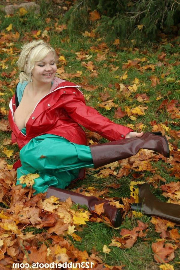 20P Big boobs girl in rubber rainwear fetish fun outdoors.