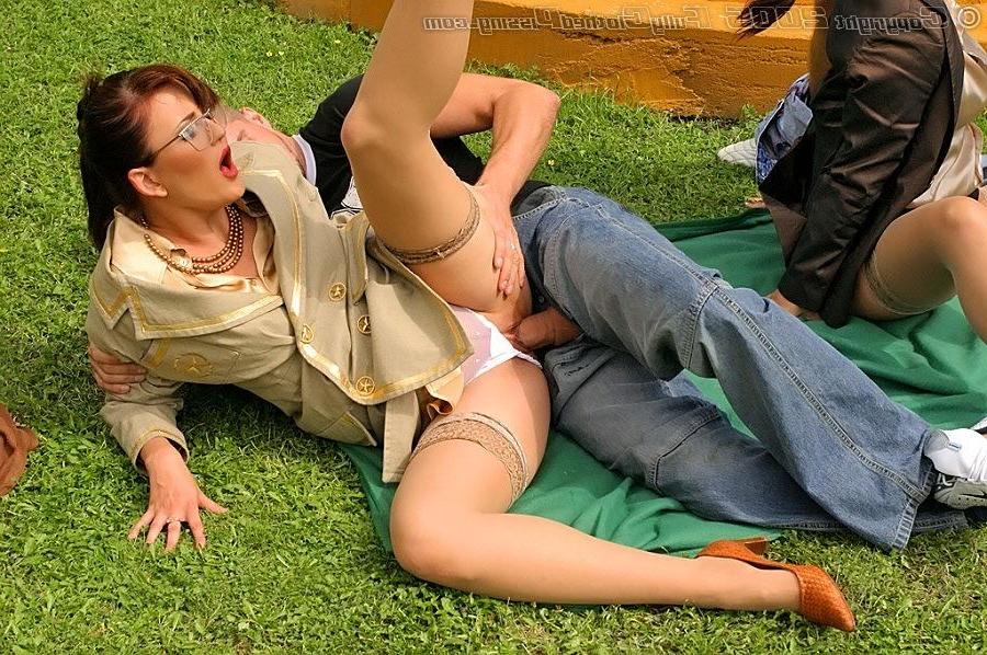 16P Crazy glamour ladies drinking piss like water outdoors