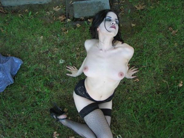 16P Outdoor nude gothic teen