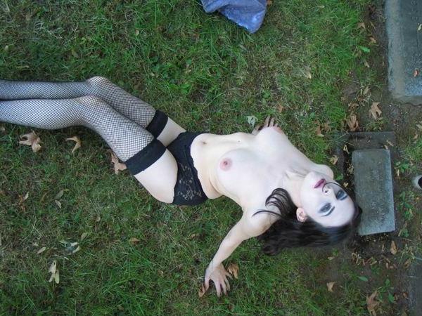 16P Outdoor nude gothic teen