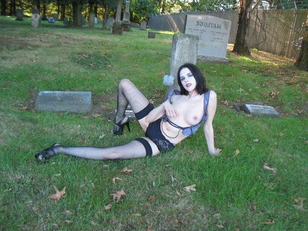 16P Outdoor nude gothic teen