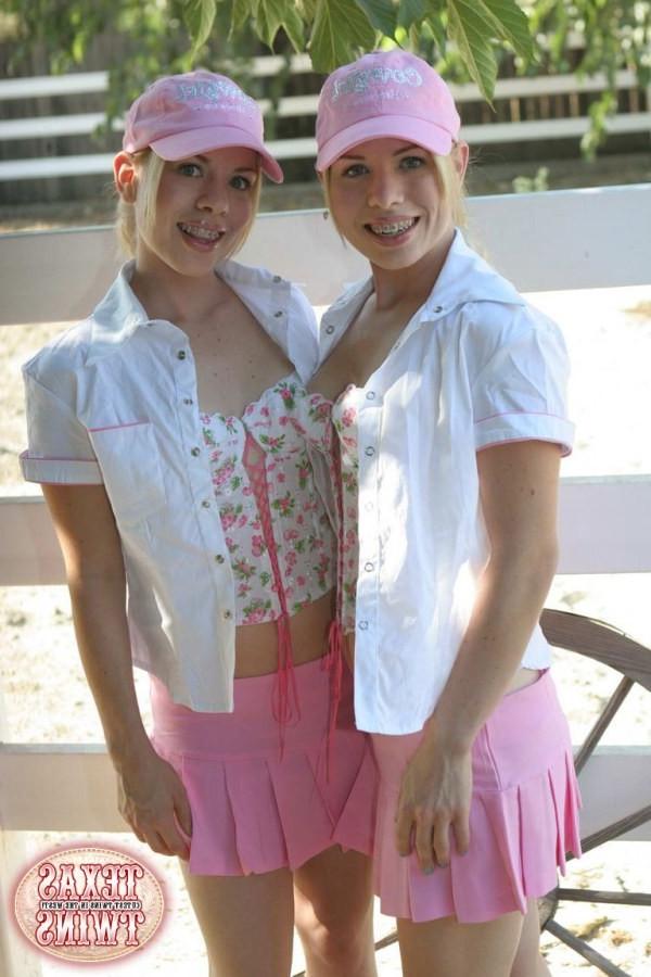 16P Texas Twins playing outdoors