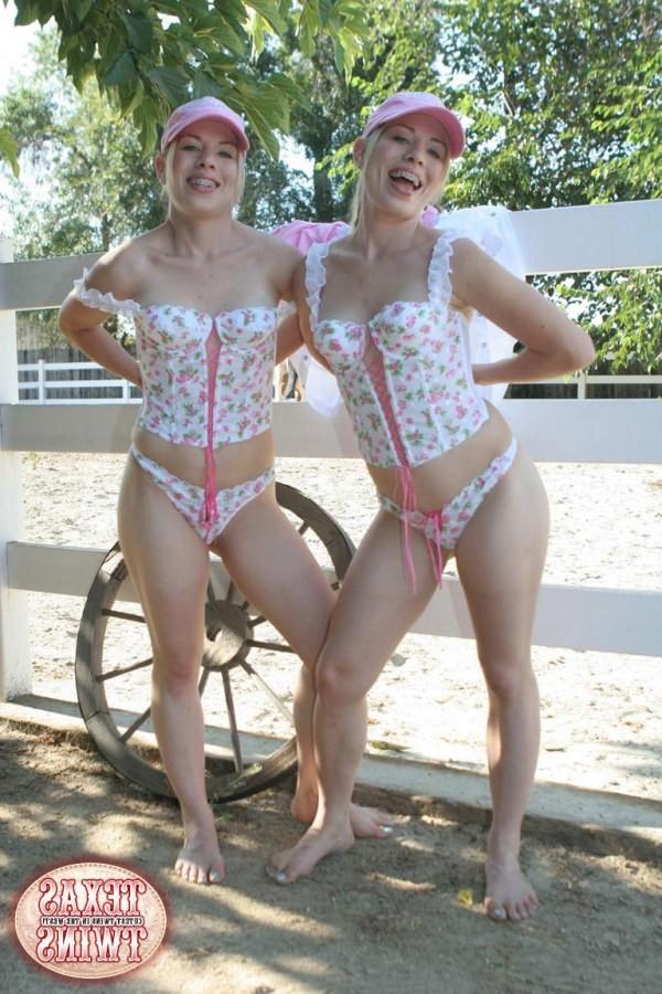 16P Texas Twins playing outdoors