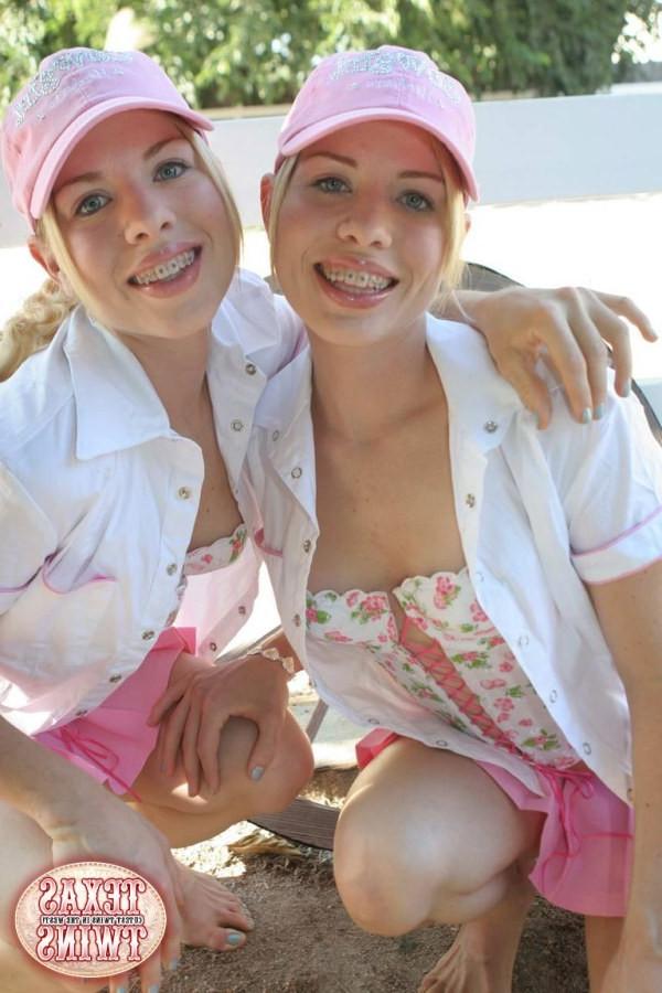 16P Texas Twins playing outdoors