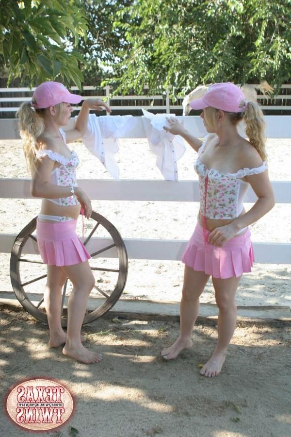 16P Texas Twins playing outdoors