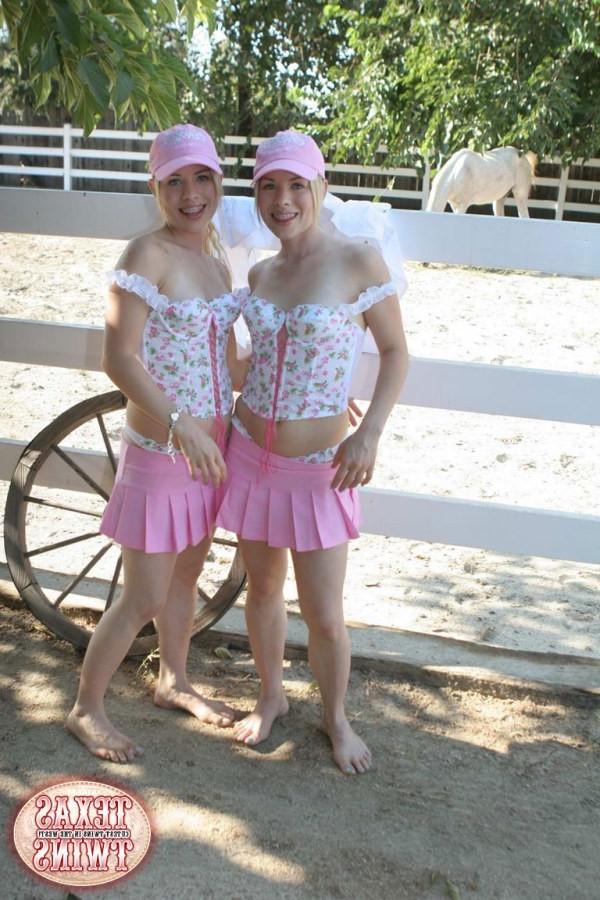 16P Texas Twins playing outdoors
