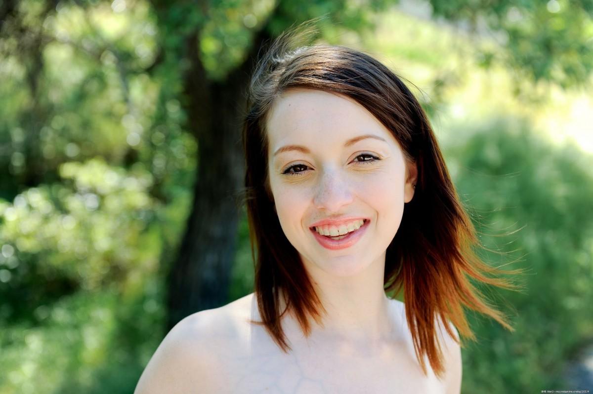 15P Cute amateur teen Ally Evans posing outdoors