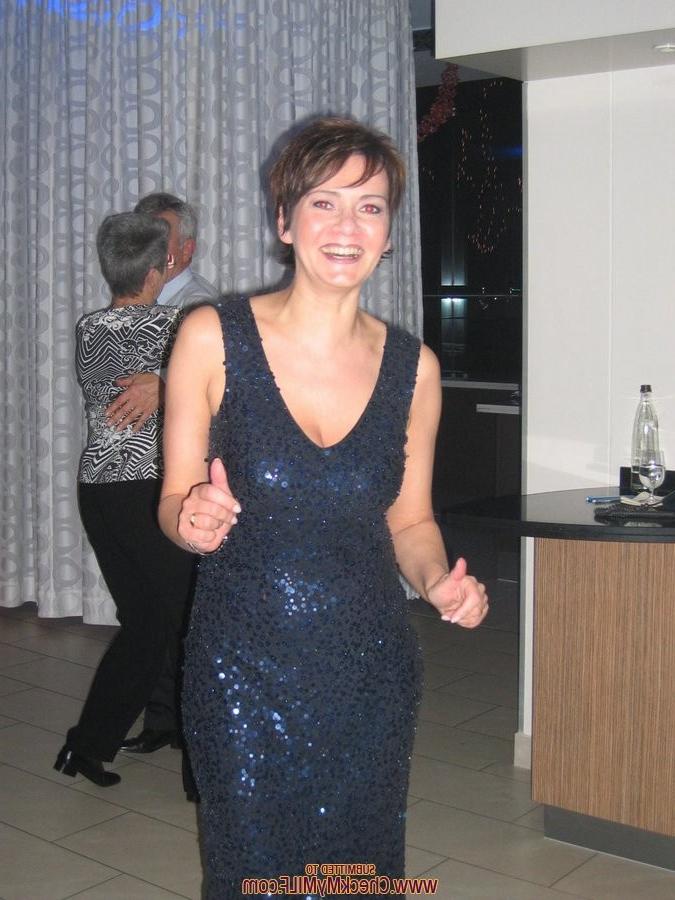 15P Amateur milf showing her big boobs