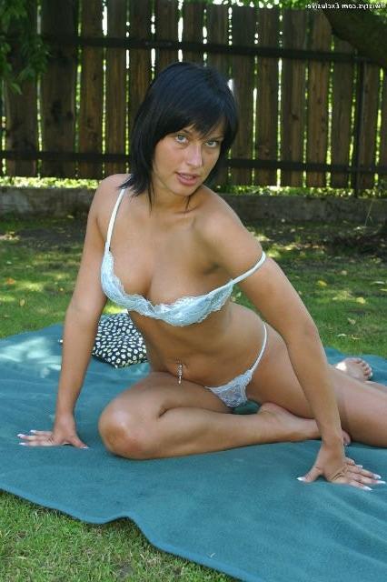 16P Brunette babe posing outdoors