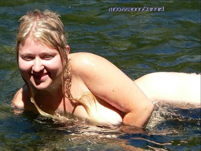 15P Chubby Natural Chick Swimming Naked Outdoors in River