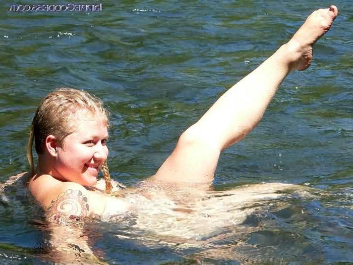 15P Chubby Natural Chick Swimming Naked Outdoors in River