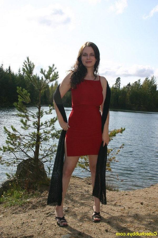 20P Chubby girl with big tits posing outdoors