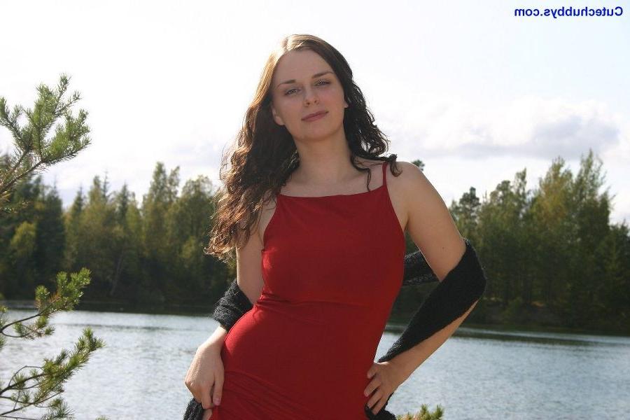 20P Chubby girl with big tits posing outdoors