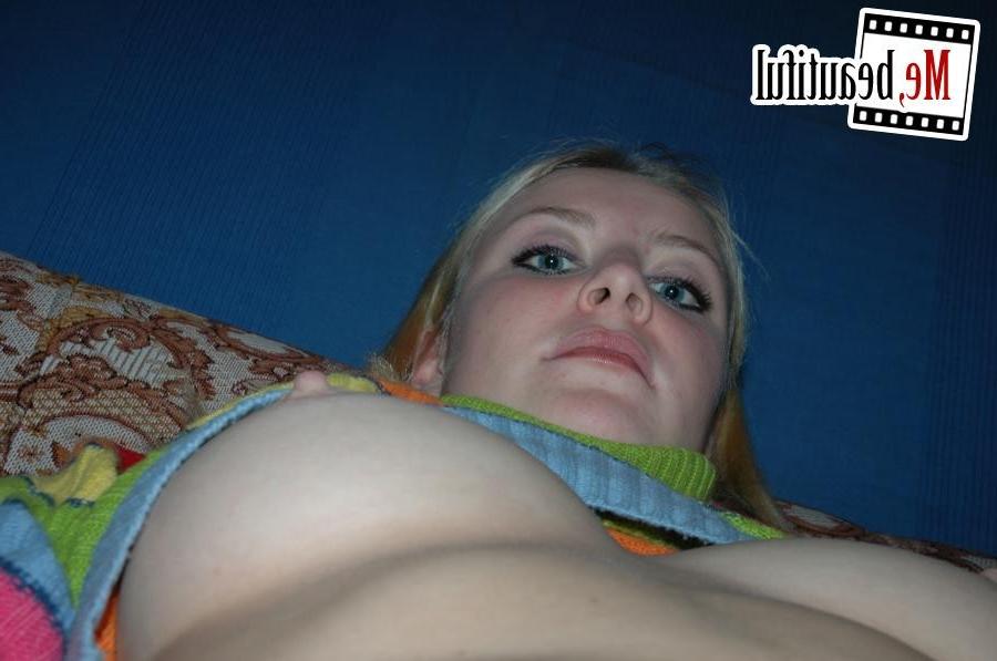 15P Hairy pussy close-ups of a nude amateur poseur