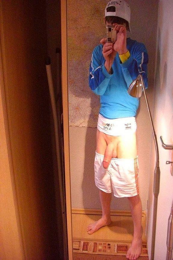 16P Naked amateur showing his long white penis