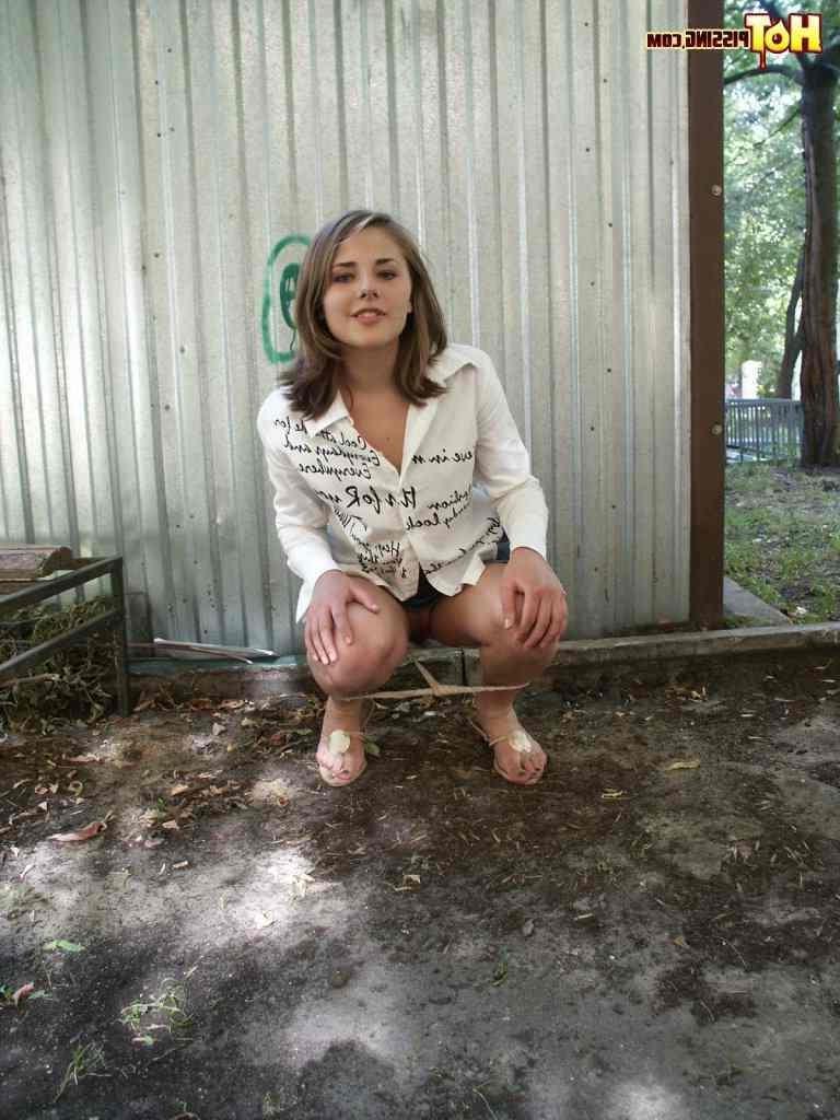 15P Cute girl pissing outdoors