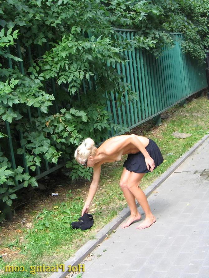 15P Blonde babe peeing outdoor