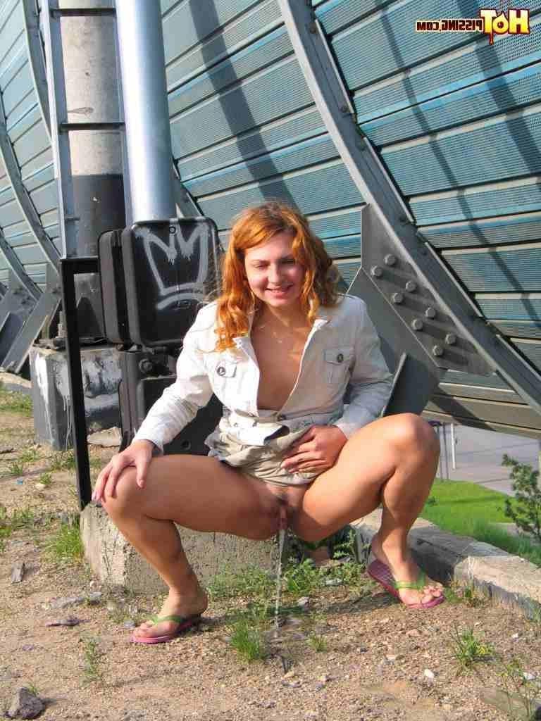 16P Redhead pissing outdoors