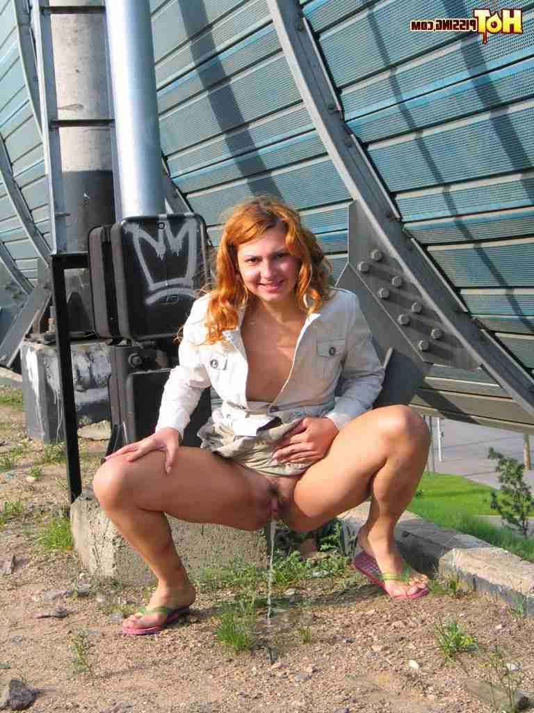16P Redhead pissing outdoors