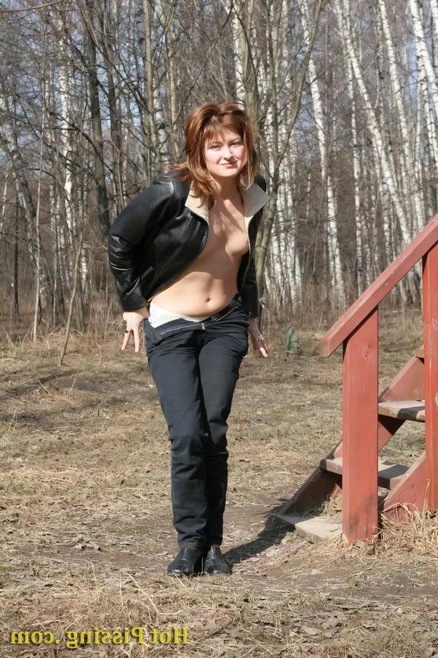 15P Flexible hottie lifts up her leg high and empties her bladder outdoors