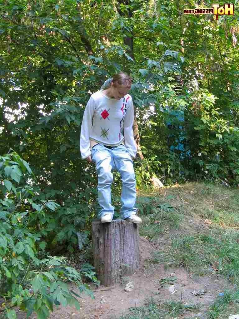 16P Girl pissing outdoors