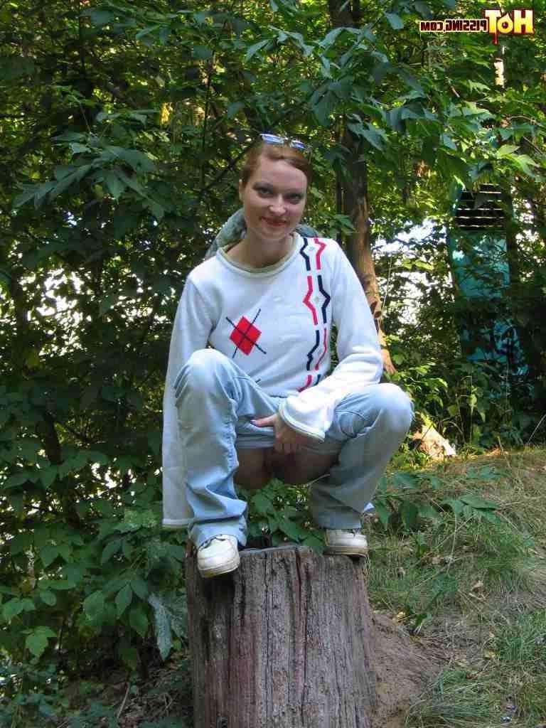 16P Girl pissing outdoors