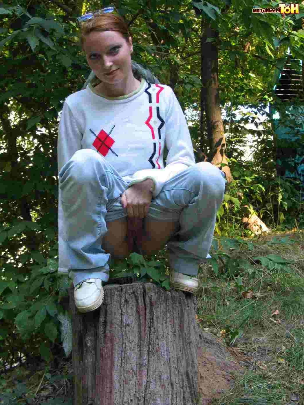16P Girl pissing outdoors