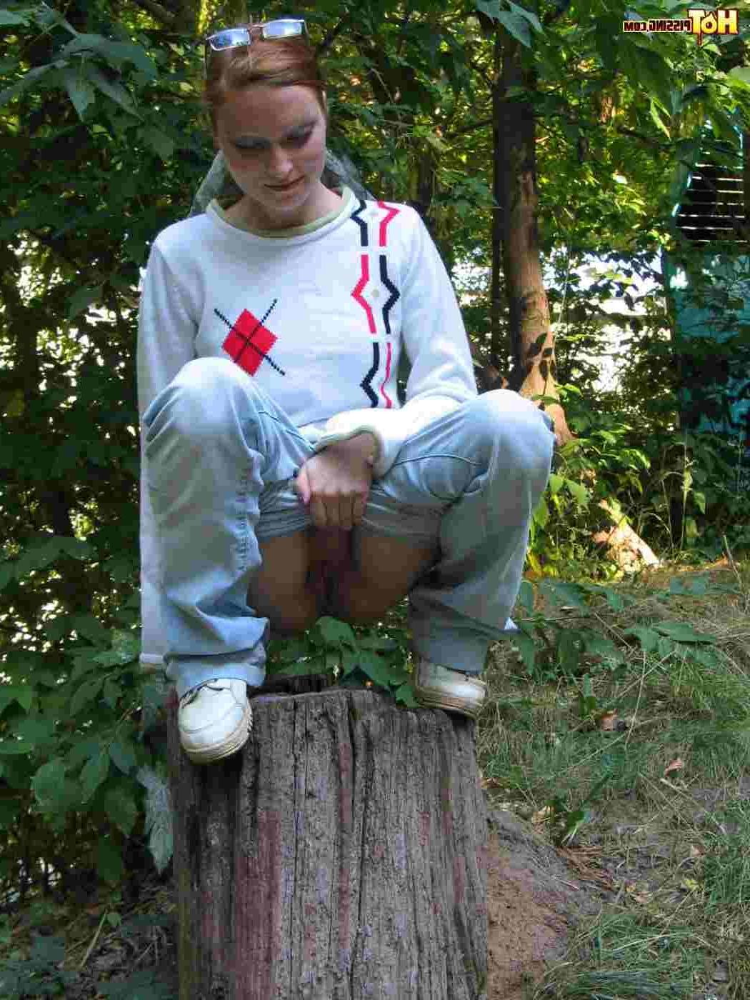16P Girl pissing outdoors