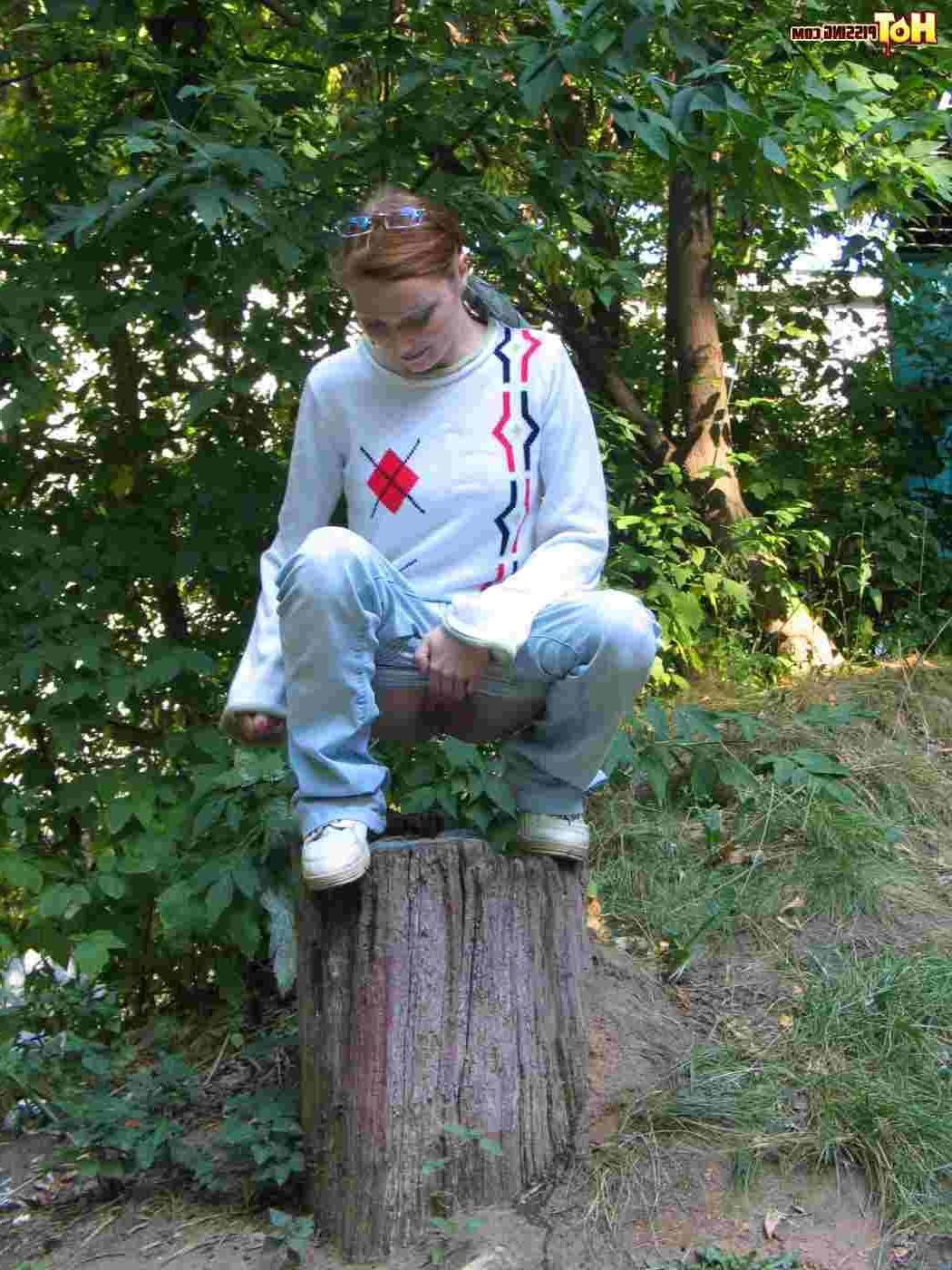 16P Girl pissing outdoors