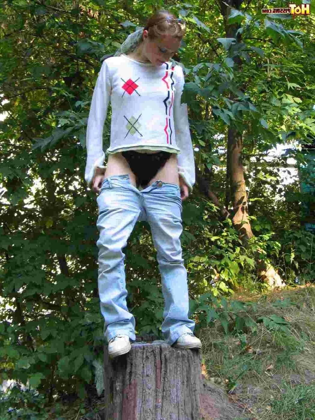 16P Girl pissing outdoors