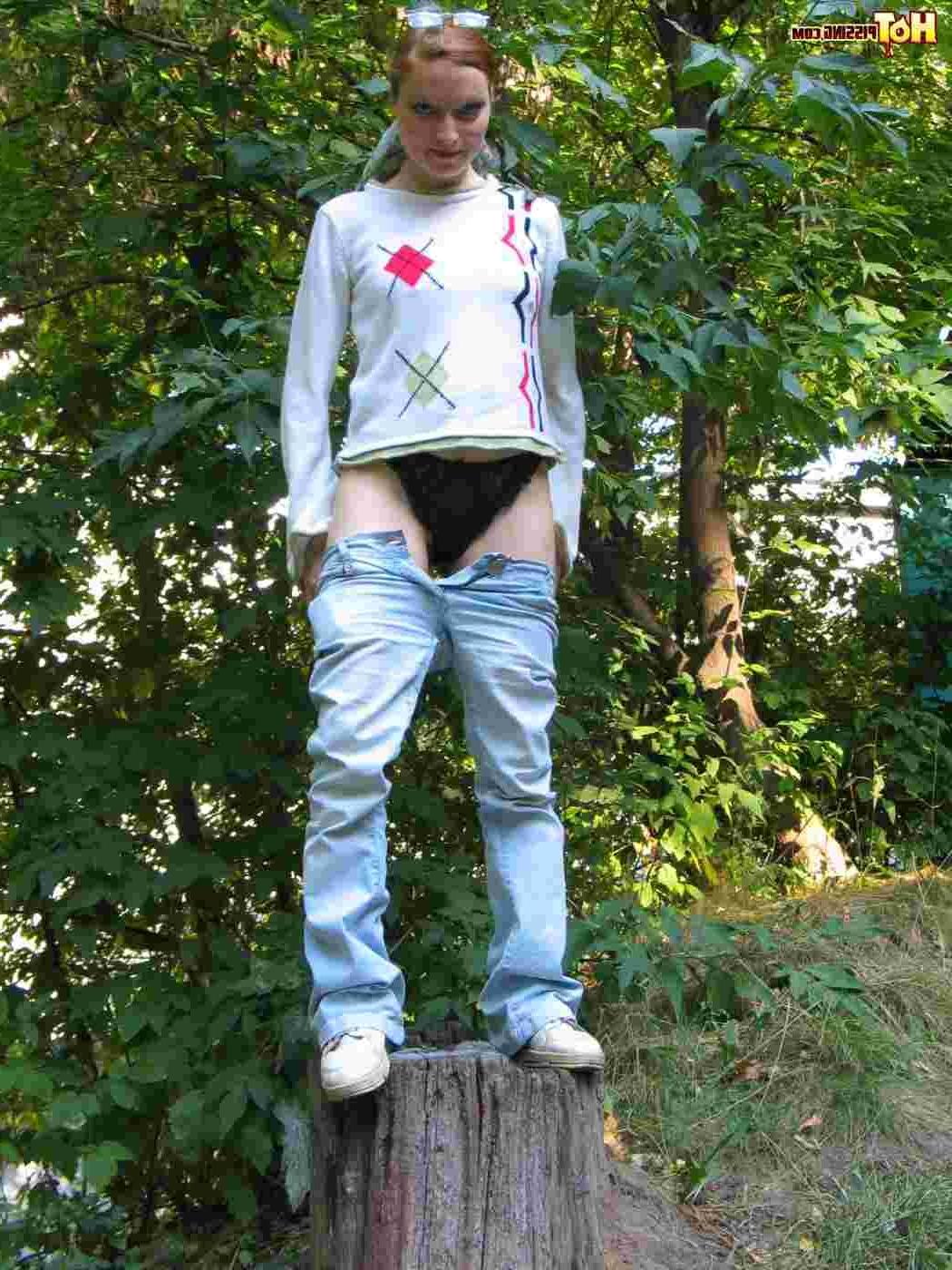 16P Girl pissing outdoors