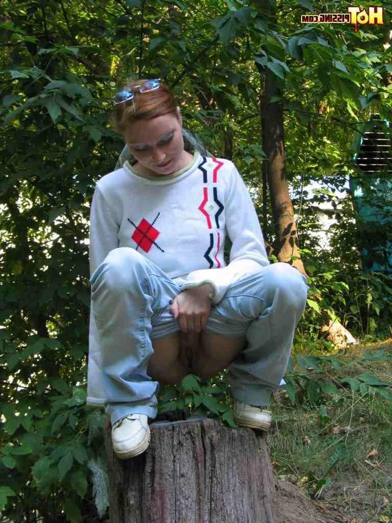 16P Girl pissing outdoors