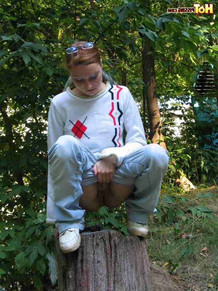 16P Girl pissing outdoors