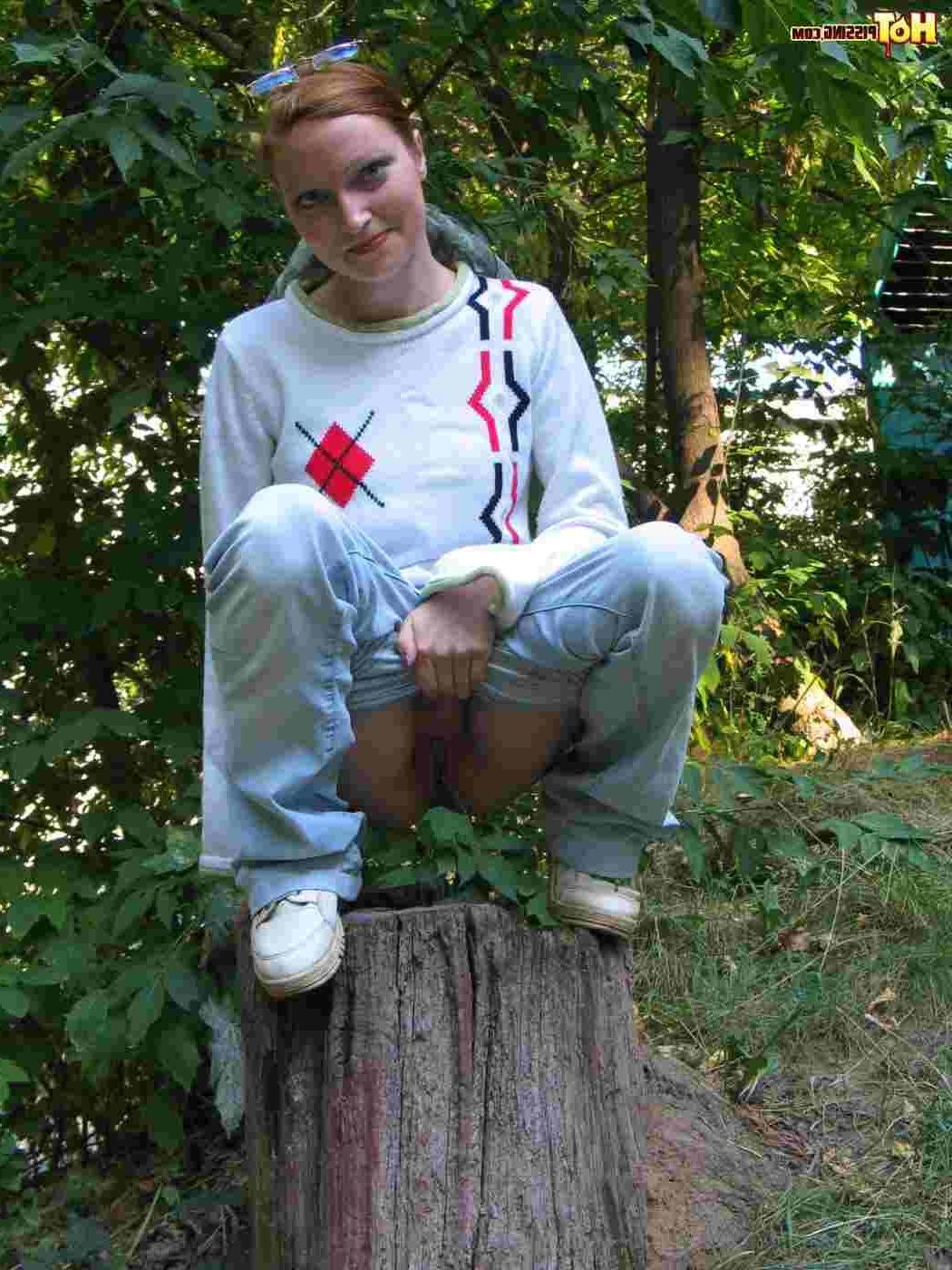 16P Girl pissing outdoors