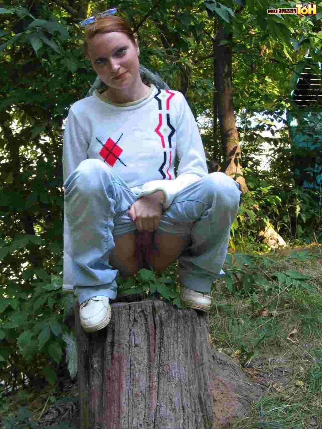 16P Girl pissing outdoors