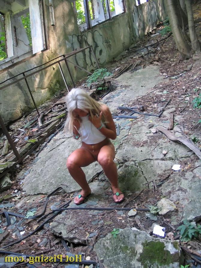 15P Oversexcited blondie brings herself on during pissing in the open air