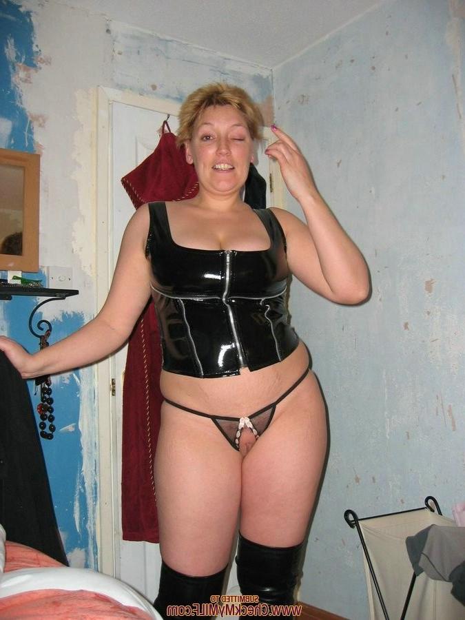 15P Mature amateur wive posing