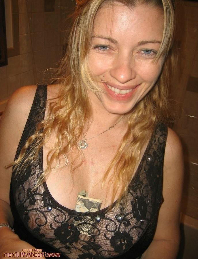 15P Busty amateur wife posing