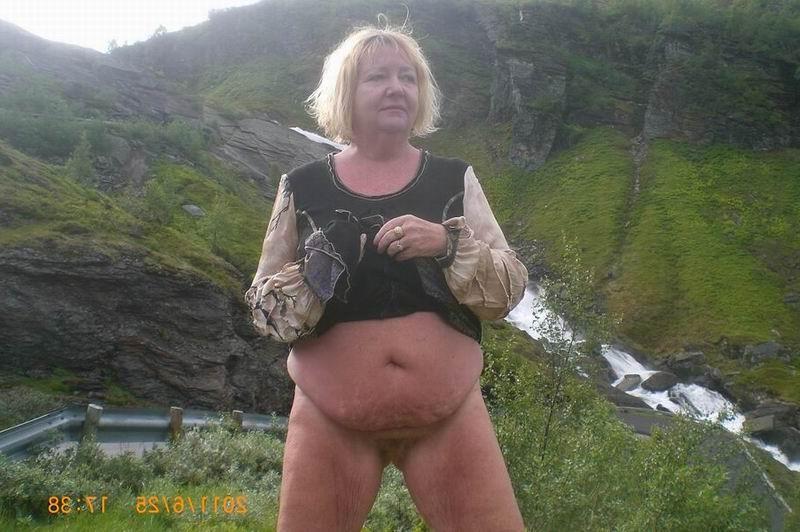 18P mature showing her cellulite body outdoor