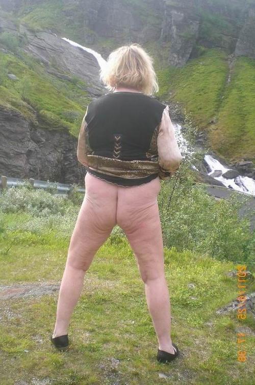 18P mature showing her cellulite body outdoor