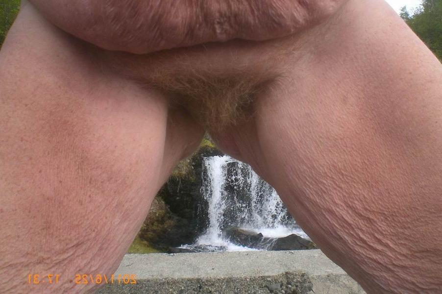 18P mature showing her cellulite body outdoor