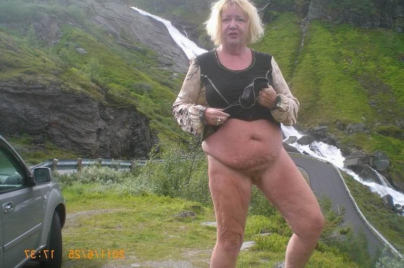 18P mature showing her cellulite body outdoor