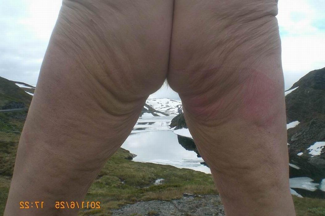 18P mature showing her cellulite body outdoor